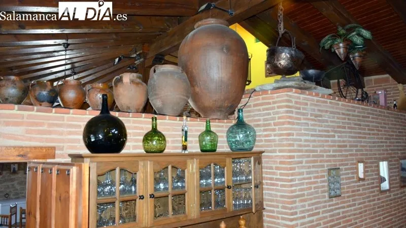 El restaurante La Tinaja está ubicado en la plaza del castillo de Sobradillo, frente al Torreón que acoge la casa del parque Arribes del Duero