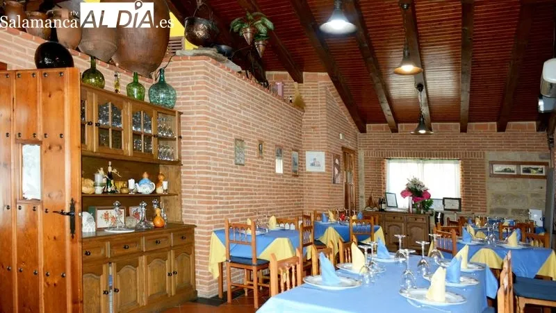 El restaurante La Tinaja está ubicado en la plaza del castillo de Sobradillo, frente al Torreón que acoge la casa del parque Arribes del Duero