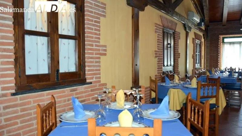 El restaurante La Tinaja está ubicado en la plaza del castillo de Sobradillo, frente al Torreón que acoge la casa del parque Arribes del Duero