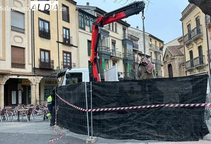 Instalación en el Corrillo de la escultura realizada por Agustín Casillas en homenaje al poeta Remigio González Martín