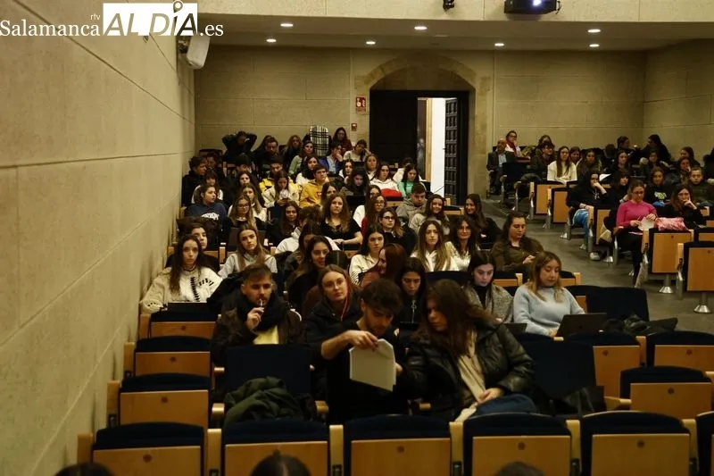 Conferencia organizada por la Facultad de Psicología de la Universidad Pontificia de Salamanca. Foto de David Sañudo