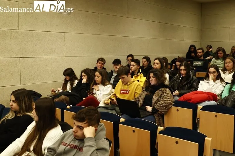 Conferencia organizada por la Facultad de Psicología de la Universidad Pontificia de Salamanca. Foto de David Sañudo