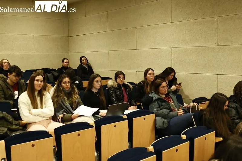 Conferencia organizada por la Facultad de Psicología de la Universidad Pontificia de Salamanca. Foto de David Sañudo