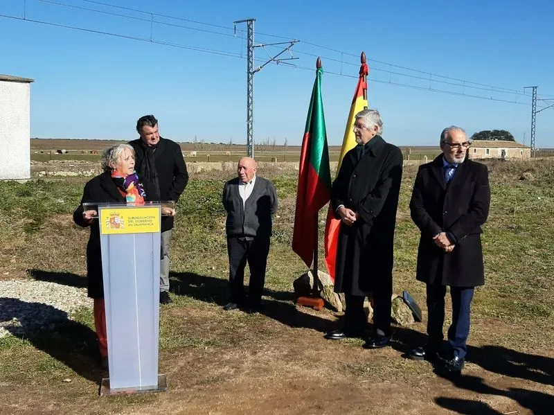 Foto 6 - La provincia de Salamanca rinde un emotivo homenaje a las v&iacute;ctimas del accidente ferroviario de Villar de los &Aacute;lamos