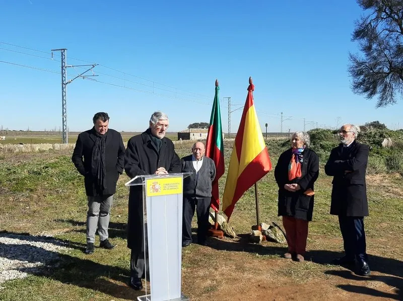 Foto 5 - La provincia de Salamanca rinde un emotivo homenaje a las v&iacute;ctimas del accidente ferroviario de Villar de los &Aacute;lamos
