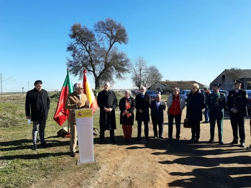 Foto 8 - La provincia de Salamanca rinde un emotivo homenaje a las v&iacute;ctimas del accidente ferroviario de Villar de los &Aacute;lamos