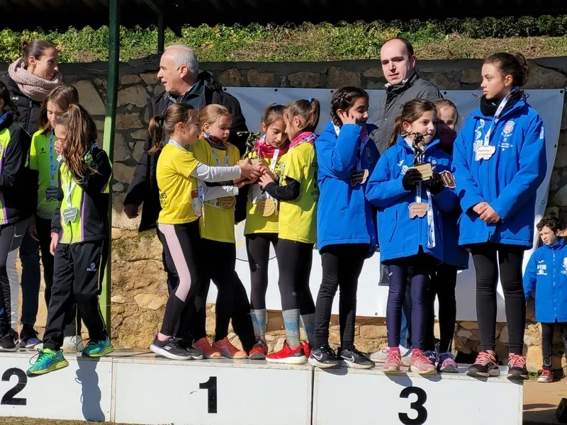 Buen papel de las pequeñas atletas del CD Los Leones de Vitigudino en las pruebas de campo a través de los Juegos Escolares 