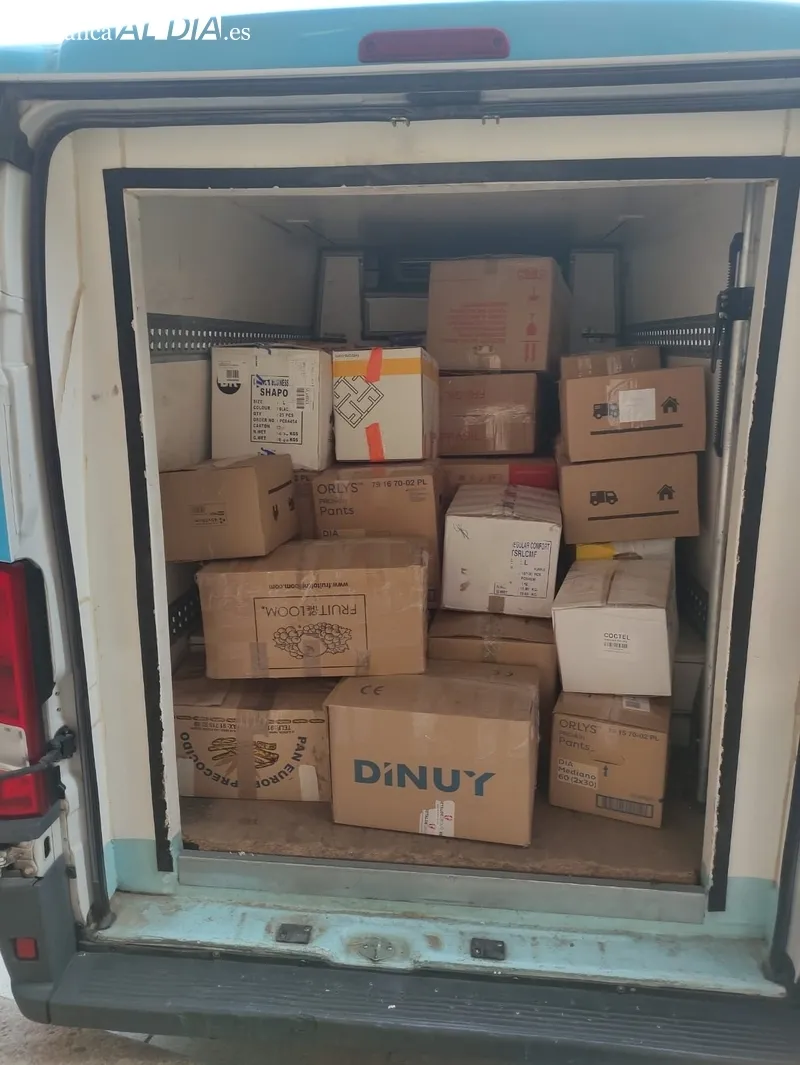La furgoneta de SEUR comenzaba ayer el viaje de la ropa y alimentos con destinos a los afectados por el terremoto