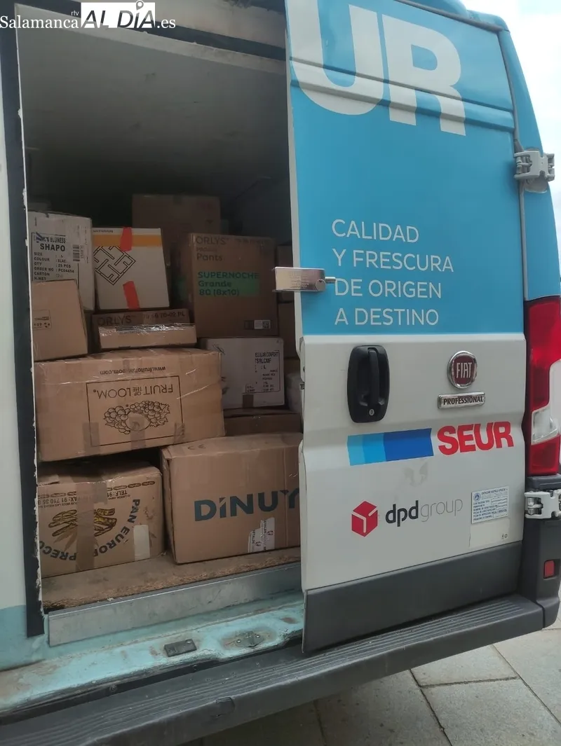 La furgoneta de SEUR comenzaba ayer el viaje de la ropa y alimentos con destinos a los afectados por el terremoto