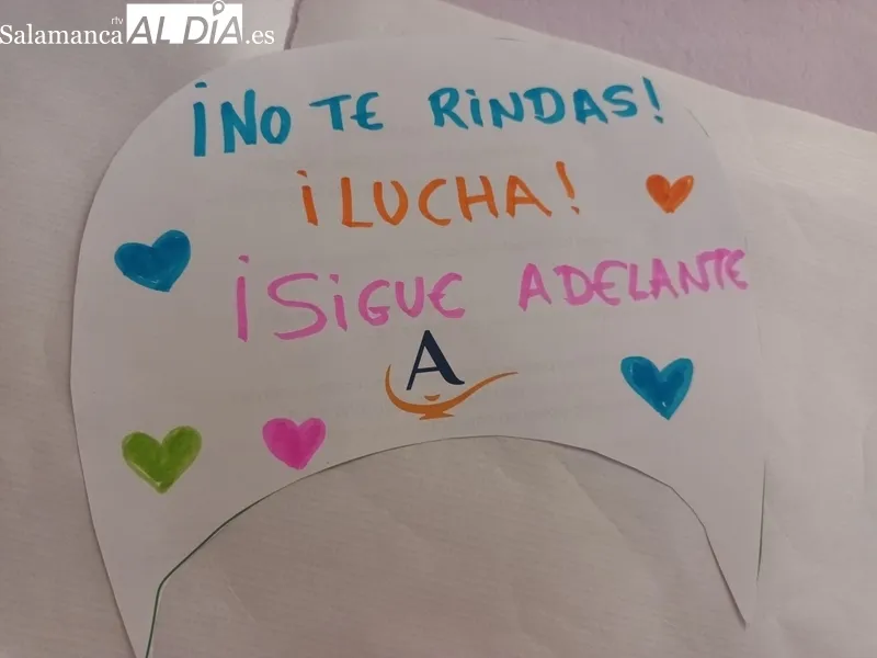 Los escolares lucieron pancartas y carteles de apoyo a los niños que sufren cáncer / ANA MATEOS