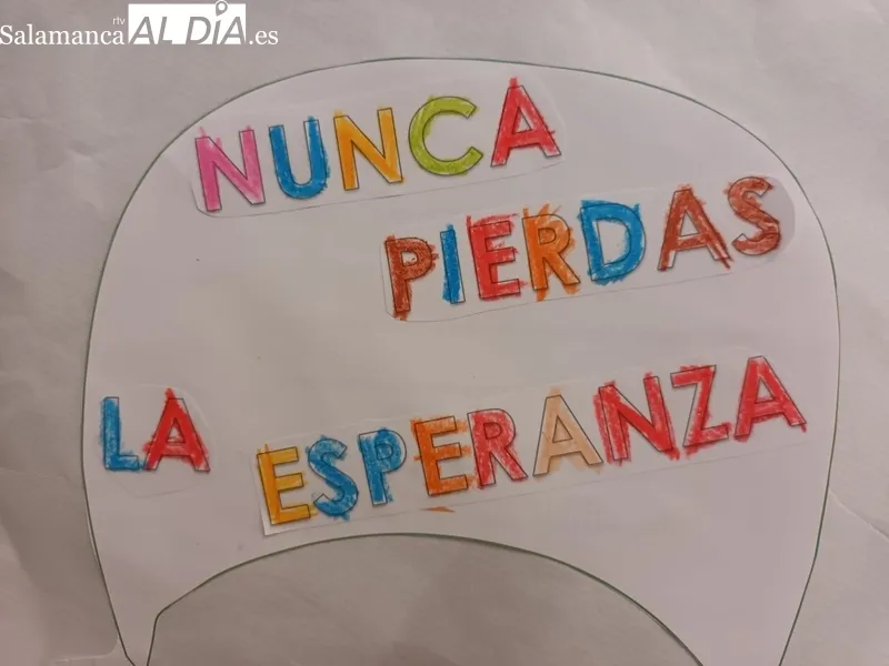 Los escolares lucieron pancartas y carteles de apoyo a los niños que sufren cáncer / ANA MATEOS