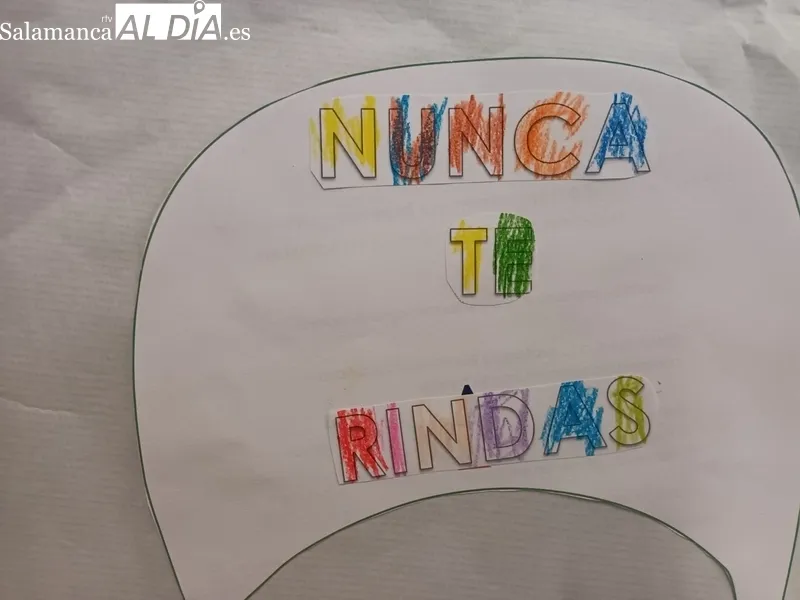 Los escolares lucieron pancartas y carteles de apoyo a los niños que sufren cáncer / ANA MATEOS