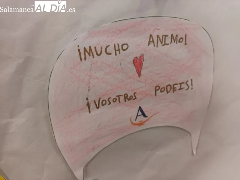 Los escolares lucieron pancartas y carteles de apoyo a los niños que sufren cáncer / ANA MATEOS