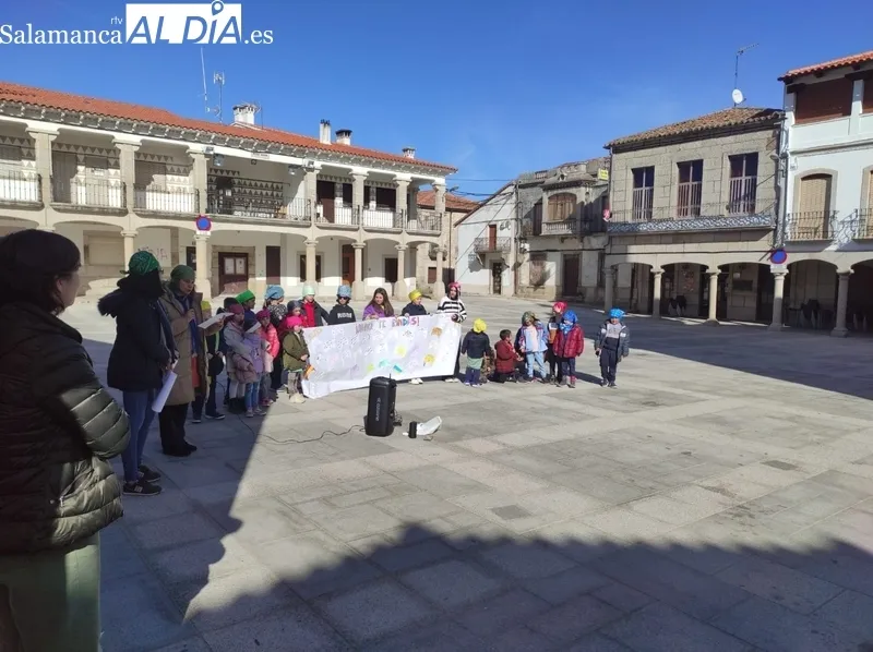 Los escolares lucieron pancartas y carteles de apoyo a los niños que sufren cáncer / ANA MATEOS