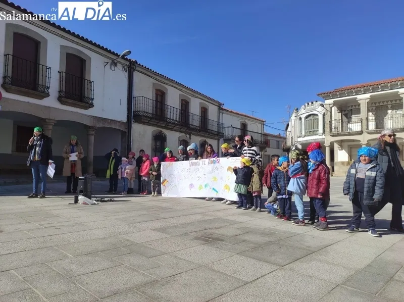 Los escolares lucieron pancartas y carteles de apoyo a los niños que sufren cáncer / ANA MATEOS