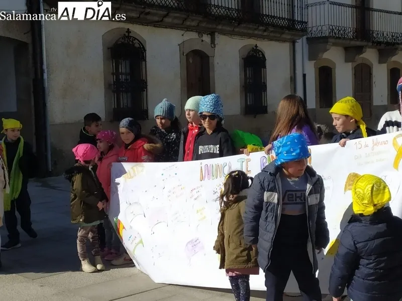 Los escolares lucieron pancartas y carteles de apoyo a los niños que sufren cáncer / ANA MATEOS