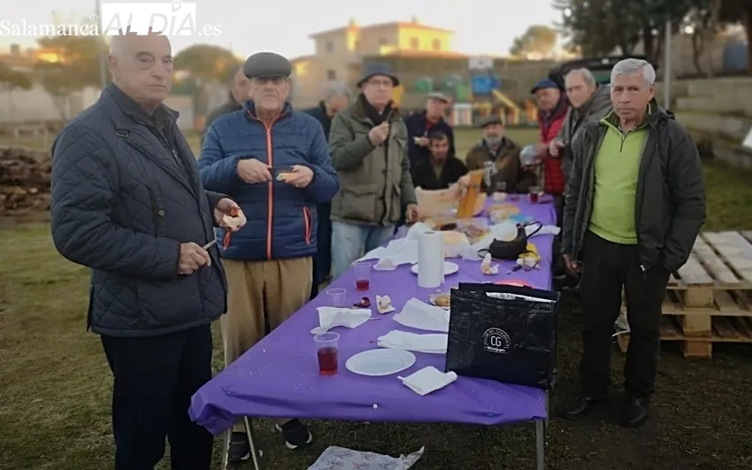 Los vecinos de Cipérez celebraron el Jueves Merendero con buen jamón y otras viandas 