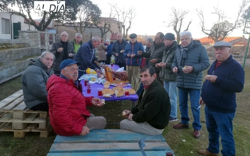 Los vecinos de Cipérez celebraron el Jueves Merendero con buen jamón y otras viandas 