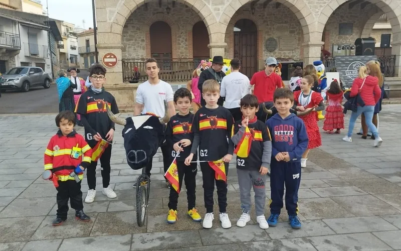 La 'vaca de Garrito' volvió a correr las calles de Villarino el Martes de Carnaval, aunque en versión actualizada a carretón 