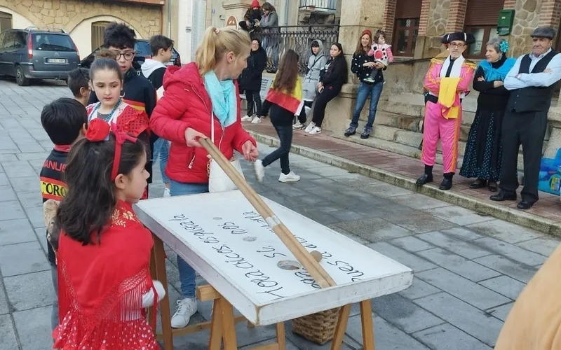 La 'vaca de Garrito' volvió a correr las calles de Villarino el Martes de Carnaval, aunque en versión actualizada a carretón 