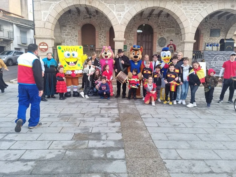 La 'vaca de Garrito' volvió a correr las calles de Villarino el Martes de Carnaval, aunque en versión actualizada a carretón 