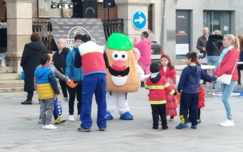 La 'vaca de Garrito' volvió a correr las calles de Villarino el Martes de Carnaval, aunque en versión actualizada a carretón 