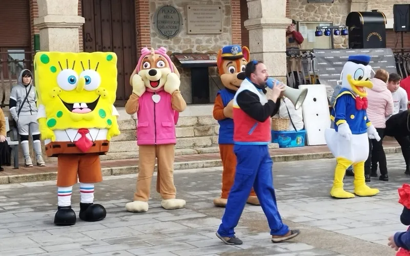 La 'vaca de Garrito' volvió a correr las calles de Villarino el Martes de Carnaval, aunque en versión actualizada a carretón 