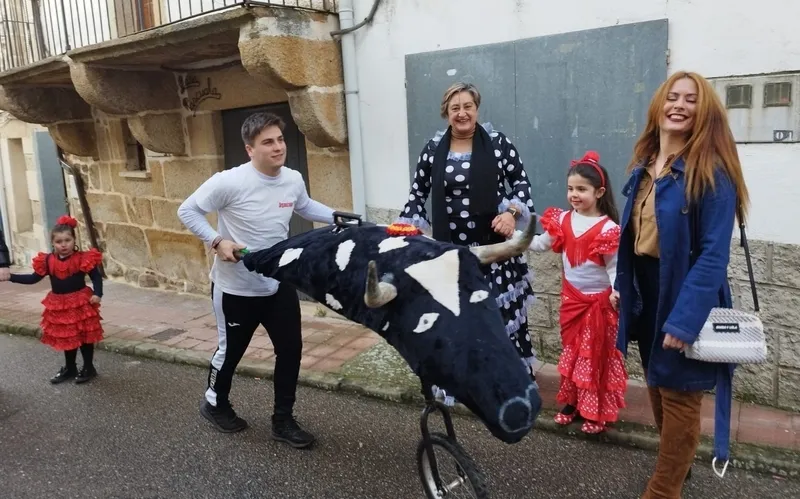 La 'vaca de Garrito' volvió a correr las calles de Villarino el Martes de Carnaval, aunque en versión actualizada a carretón 