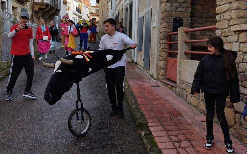 La 'vaca de Garrito' volvió a correr las calles de Villarino el Martes de Carnaval, aunque en versión actualizada a carretón 