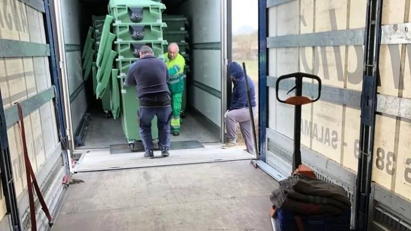 Los contenedores se encuentran ya en la nave de la Mancomunidad de Vitigudino  