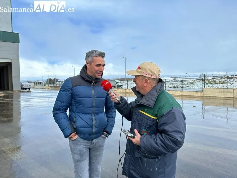 Manolo HH entrevistando al teniente de alcalde, Antolín Alonso Vicente, también ganadero de vacuno de carne 