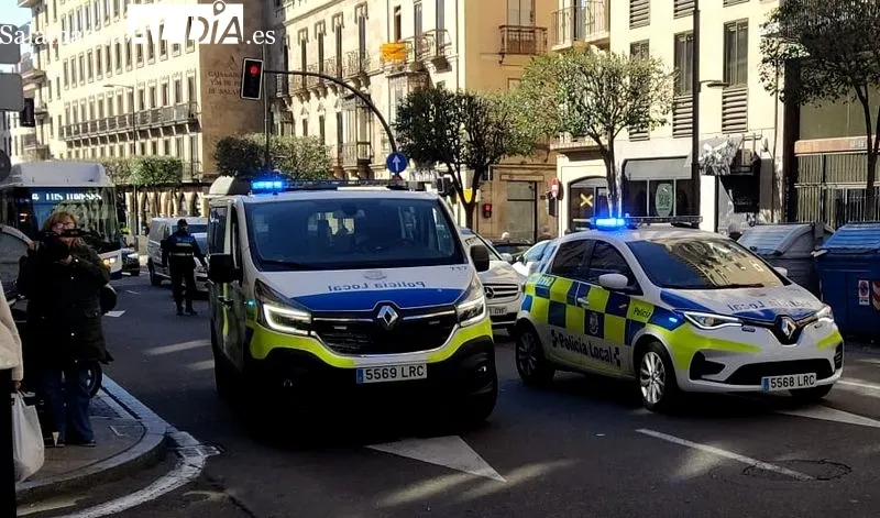 Policía Local movilizada por el accidente a la altura del número 38 de la Gran Vía. Foto de David Sañudo