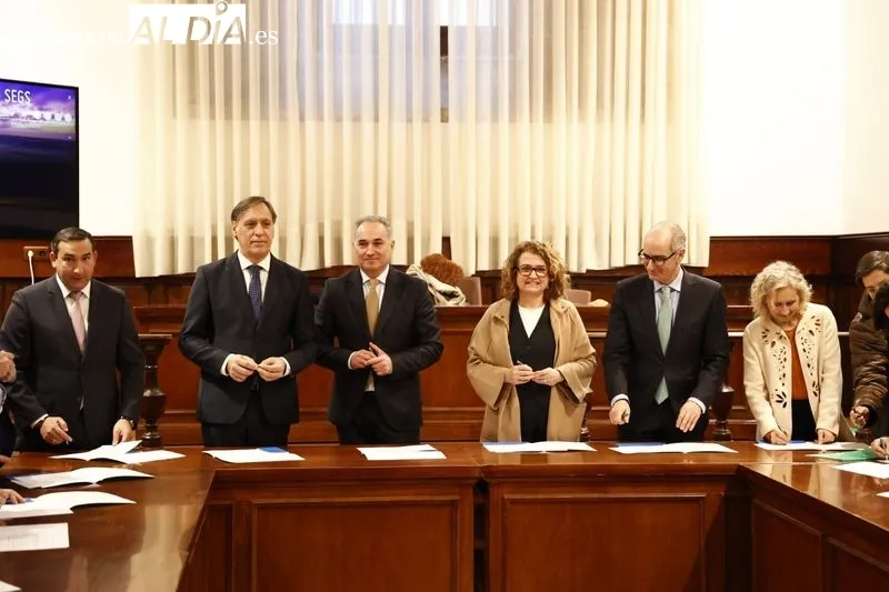 Acto en el Edificio Histórico de la Universidad de Salamanca para la adhesión al manifiesto 'Todos contra el cáncer'. Foto de David Sañudo
