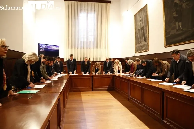 Acto en el Edificio Histórico de la Universidad de Salamanca para la adhesión al manifiesto 'Todos contra el cáncer'. Foto de David Sañudo