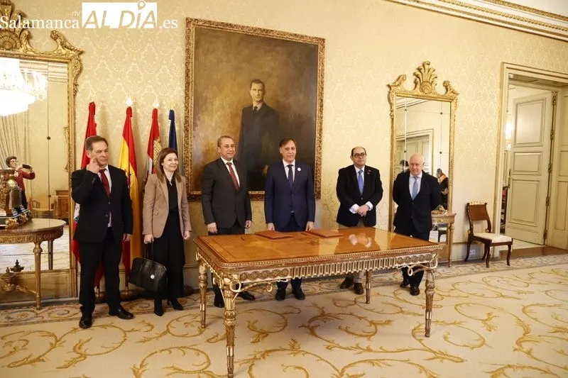 El alcalde de Salamanca, Carlos García Carbayo, y el presidente del Consejo de Administración de APA, Eduardo Elisio Silva Peralta Feio, rubrican un acuerdo para estrechar la colaboración entre Zaldesa y el Puerto de Aveiro. Foto de David Sañudo