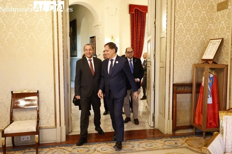 El alcalde de Salamanca, Carlos García Carbayo, y el presidente del Consejo de Administración de APA, Eduardo Elisio Silva Peralta Feio, rubrican un acuerdo para estrechar la colaboración entre Zaldesa y el Puerto de Aveiro. Foto de David Sañudo