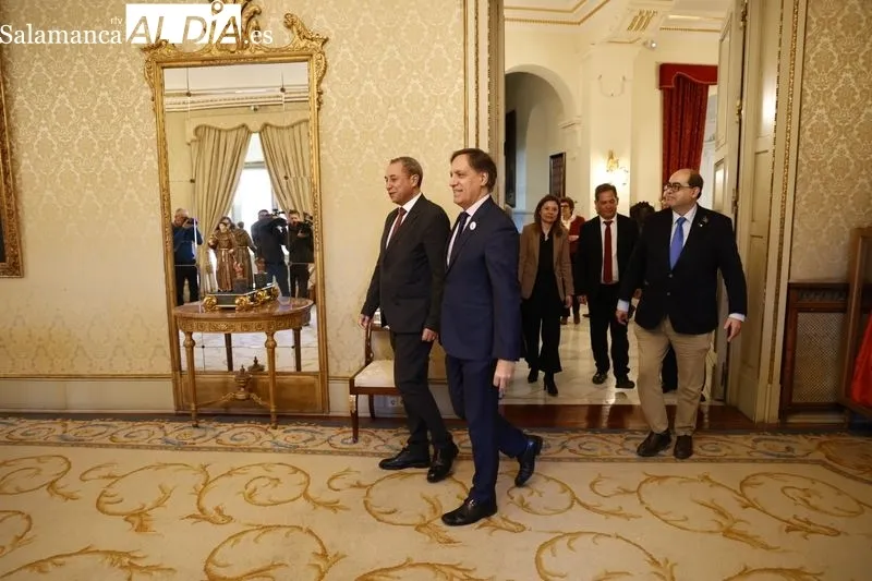 El alcalde de Salamanca, Carlos García Carbayo, y el presidente del Consejo de Administración de APA, Eduardo Elisio Silva Peralta Feio, rubrican un acuerdo para estrechar la colaboración entre Zaldesa y el Puerto de Aveiro. Foto de David Sañudo