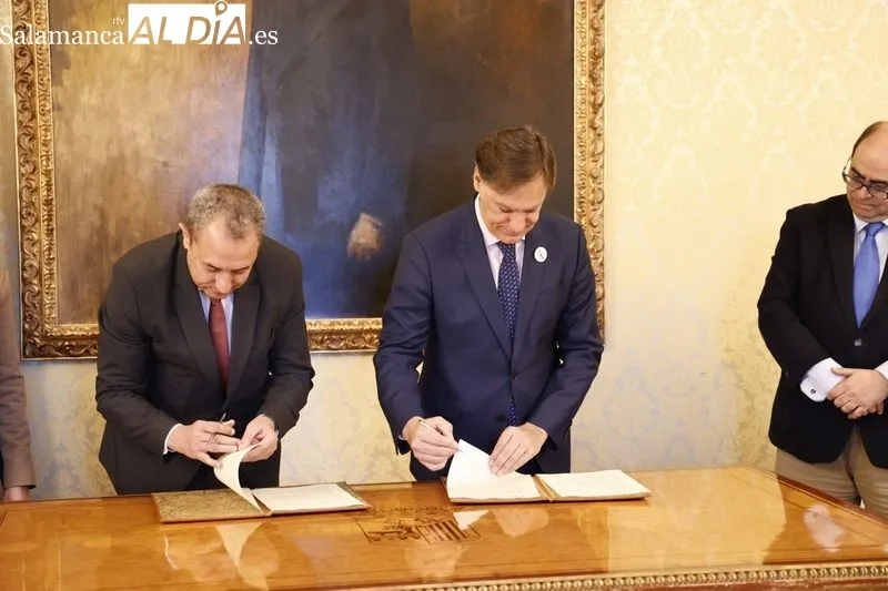 El alcalde de Salamanca, Carlos García Carbayo, y el presidente del Consejo de Administración de APA, Eduardo Elisio Silva Peralta Feio, rubrican un acuerdo para estrechar la colaboración entre Zaldesa y el Puerto de Aveiro. Foto de David Sañudo