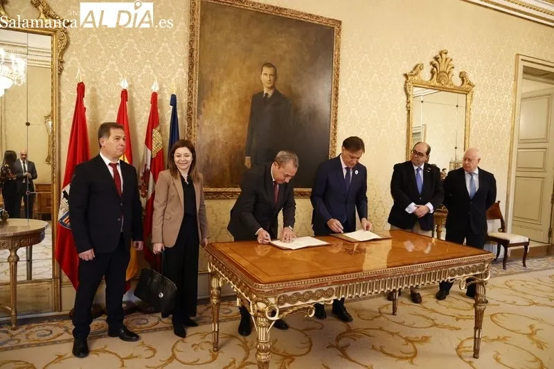 El alcalde de Salamanca, Carlos García Carbayo, y el presidente del Consejo de Administración de APA, Eduardo Elisio Silva Peralta Feio, rubrican un acuerdo para estrechar la colaboración entre Zaldesa y el Puerto de Aveiro. Foto de David Sañudo