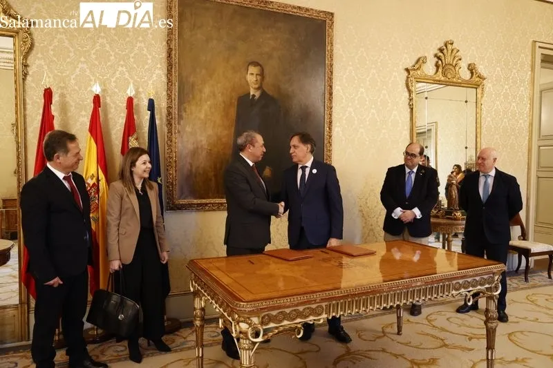 El alcalde de Salamanca, Carlos García Carbayo, y el presidente del Consejo de Administración de APA, Eduardo Elisio Silva Peralta Feio, rubrican un acuerdo para estrechar la colaboración entre Zaldesa y el Puerto de Aveiro. Foto de David Sañudo