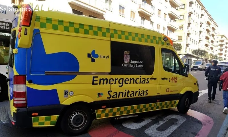 Ambulancia movilizada por el accidente a la altura del número 38 de la Gran Vía. Foto de David Sañudo