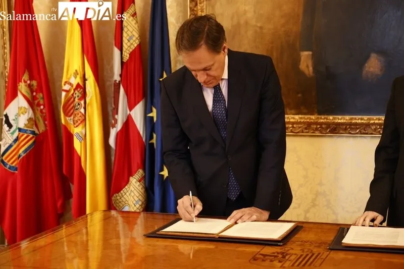Presentación en el Ayuntamiento del acuerdo entre el Museo DA2 de Salamanca y la Fundación Coca-Cola. Foto de David Sañudo