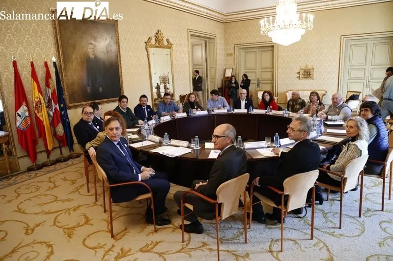 Reunión en el Ayuntamiento de los firmantes del manifiesto en defensa del tren de Salamanca. Foto de David Sañudo