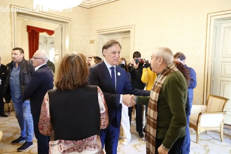 Reunión en el Ayuntamiento de los firmantes del manifiesto en defensa del tren de Salamanca. Foto de David Sañudo