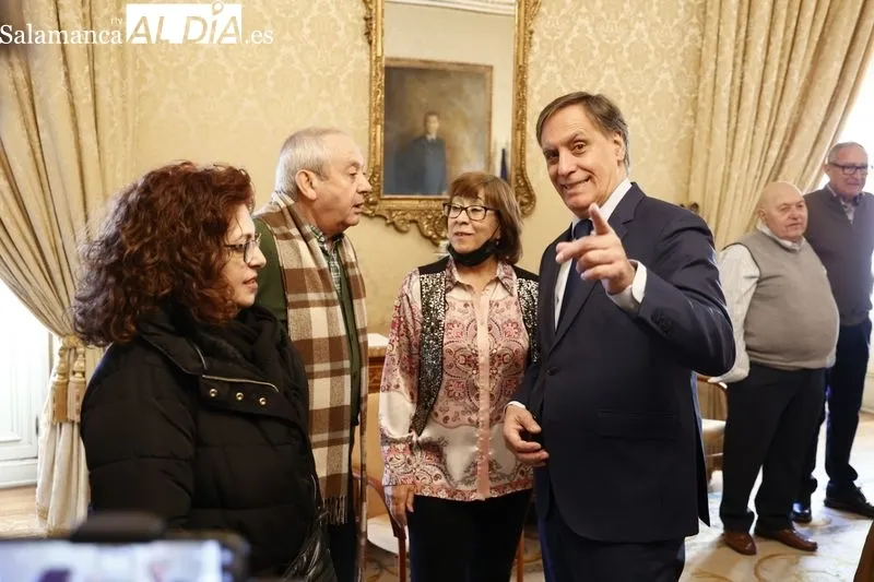 Reunión en el Ayuntamiento de los firmantes del manifiesto en defensa del tren de Salamanca. Foto de David Sañudo