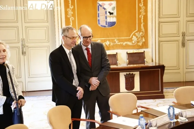 Reunión en el Ayuntamiento de los firmantes del manifiesto en defensa del tren de Salamanca. Foto de David Sañudo