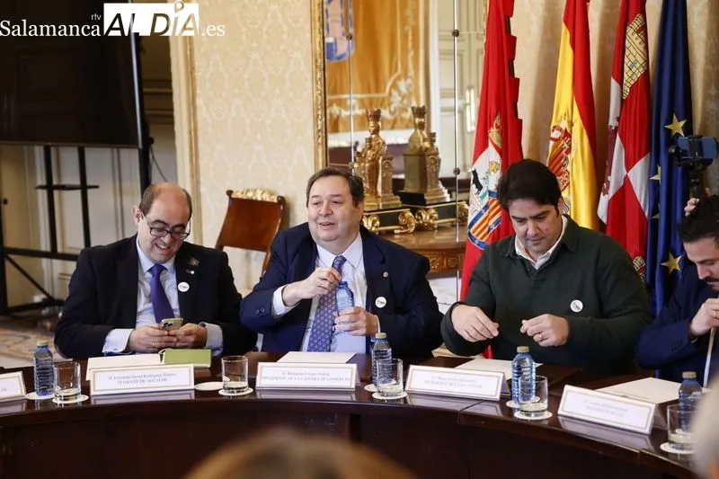 Reunión en el Ayuntamiento de los firmantes del manifiesto en defensa del tren de Salamanca. Foto de David Sañudo