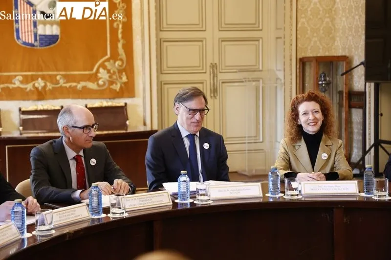 Reunión en el Ayuntamiento de los firmantes del manifiesto en defensa del tren de Salamanca. Foto de David Sañudo