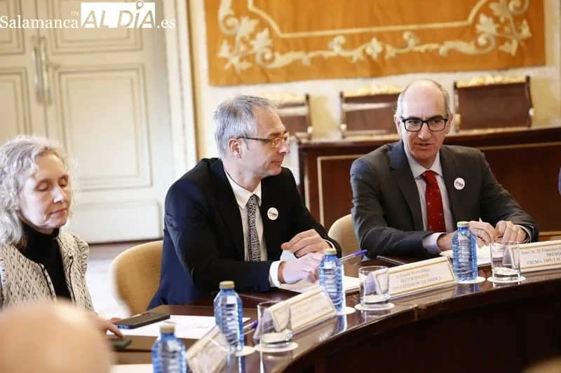 Reunión en el Ayuntamiento de los firmantes del manifiesto en defensa del tren de Salamanca. Foto de David Sañudo