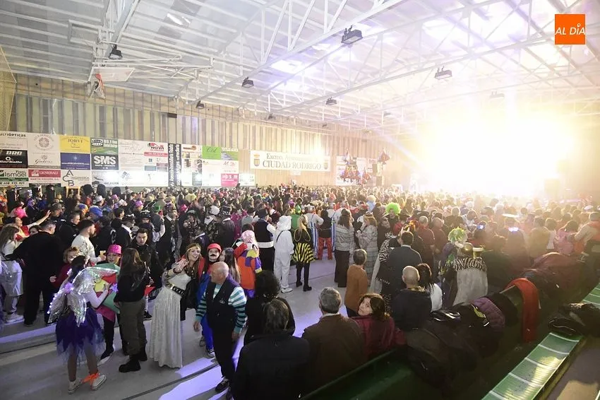 Foto 2 - SMS &lsquo;cierra el c&iacute;rculo&rsquo; abordando un baile de disfraces para adultos con p&oacute;ker de reinas